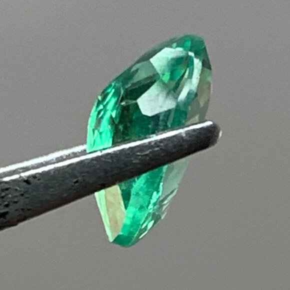 Elegant Green Teardrop Gemstone Pendant - Picture 12 of 13